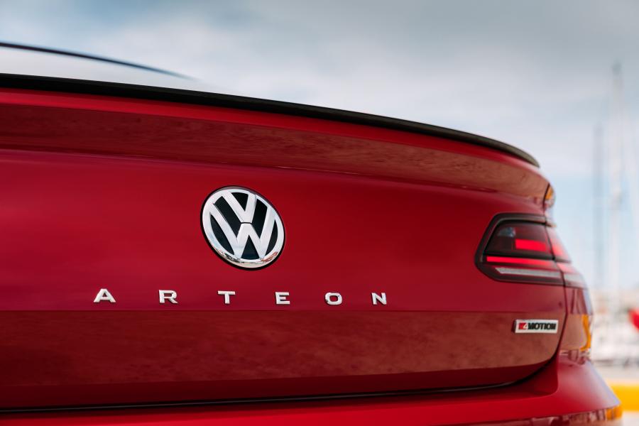 Логотип Volkswagen Arteon 4Motion R-Line 2017 года  (AU) (фото 24 из 40)